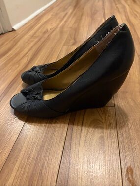 Seychelles size 11 Women's peep toe Black Wedge Heels with Bow Accent